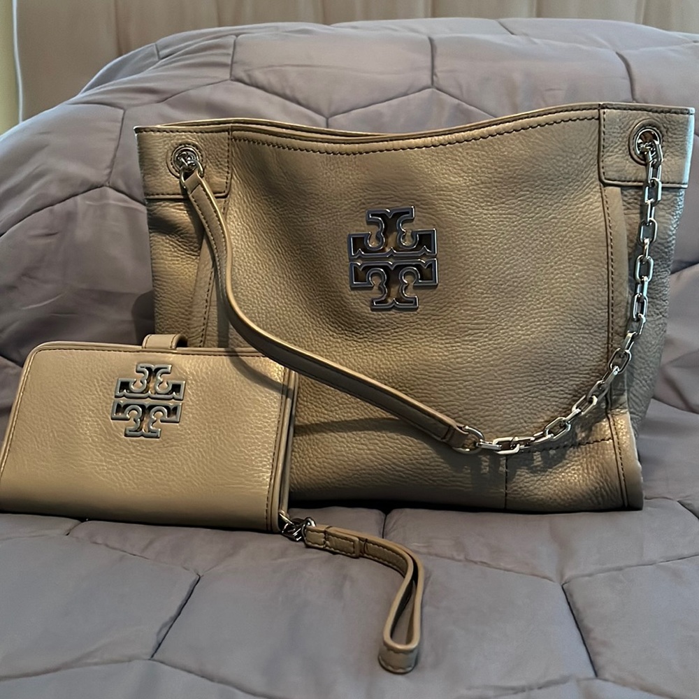 Tote and Wristlet “selling as a set” gentle used, as a small mark on wallet.